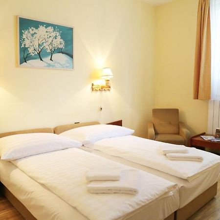 Hotel Bara Gellert Budapest Exteriör bild